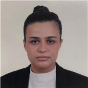 Professeur particulier donne cours de soutien scolaire aux étudiants en primaire et collège